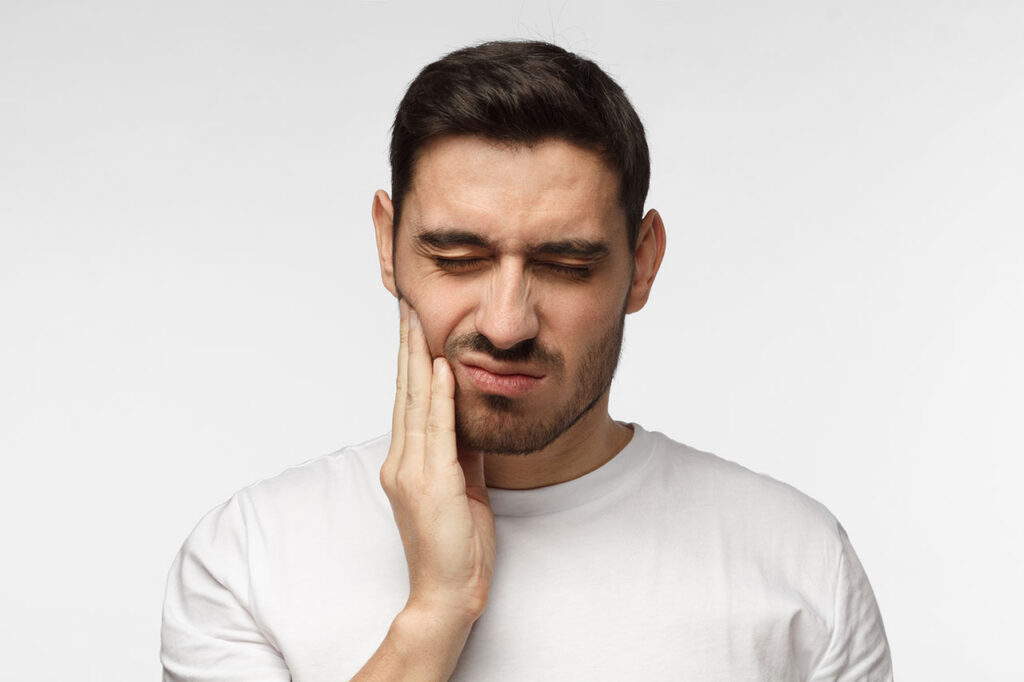 Emergency Dentist In Fort Myers: When A Broken Or Chipped Tooth Needs Prompt Care